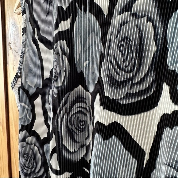 Rose Print Pleated Sleeveless Tank Top in Grey Black and White Dark Florals - Picture 4 of 8
